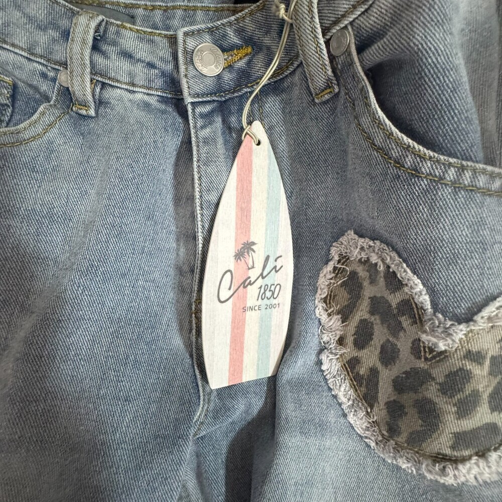 Cali 1850 Womens Jeans Size 5 / 27  Heart Embroidered Patch Denim New with Tags - Picture 7 of 10